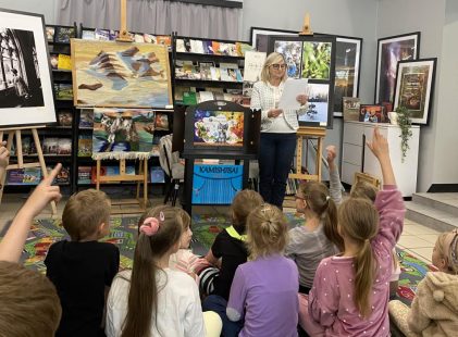 Z teatrzykiem Kamishibai w bibliotece