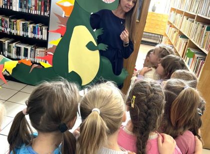 Dinozaur w bibliotece.