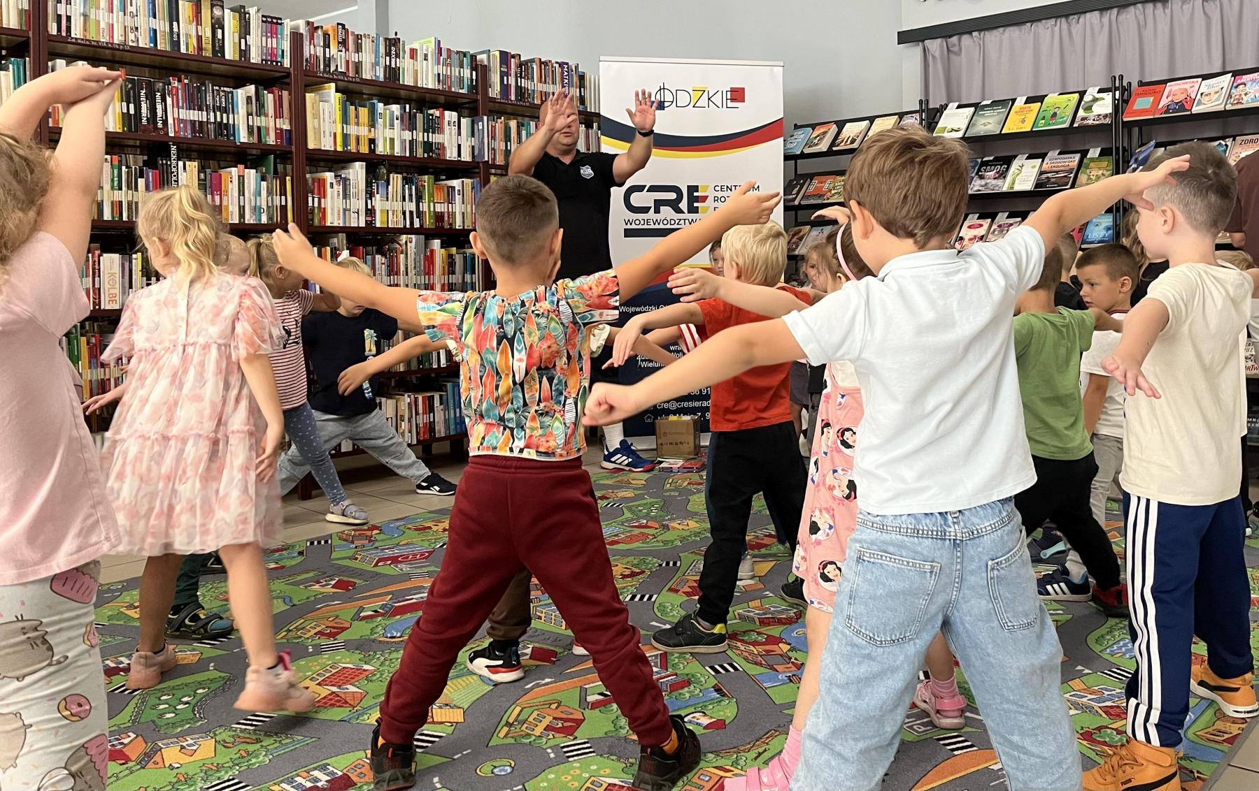 Biblioteka na sportowo – ruch, piłka, emocje.